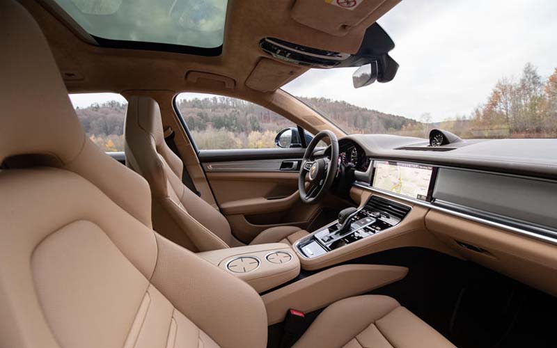 Porsche Panamera Turbo Sport Turismo interior side