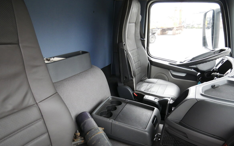 Volvo VNL 400 2022 interior seats