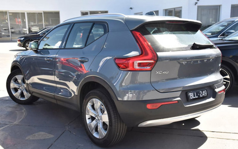 Volvo XC40 T4 Momentum 2022 exterior back