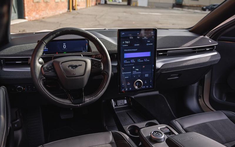 Ford Mustang Mach-E ER AWD 2022 interior side